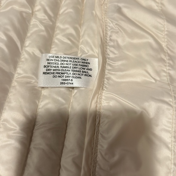Gallery Size L  Down Vest Pearl White NWOT Full Zip Quilted Removable Hood - Picture 6 of 11